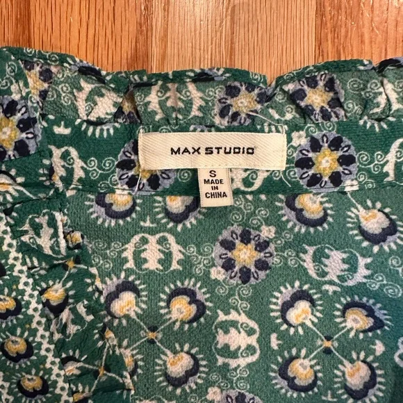 Max Studio Green and White Patterned Maxi Dress size small, about 48 inches long - Picture 4 of 7